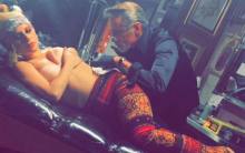 Mark Mahoney realiza un tatuaje del retrato de David Bowie en Lady Gaga
